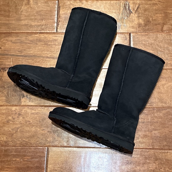 Authentic Classic Tall UGG 5815 F10013I Boots Shoes Black Shearling US 6 EU 37 - Picture 1 of 13